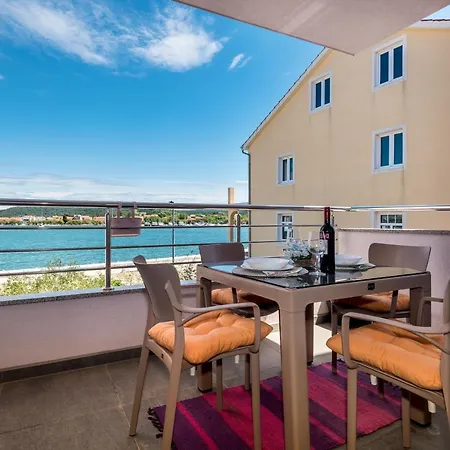Kairos Apartment